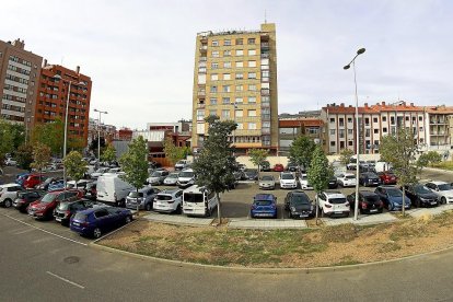 Aparcamiento sobre el que se construirá la nueva sede de la ONCE.-J.M. LOSTAU