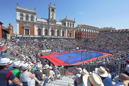 Panorámica de la Plaza Mayor durante la celebración del Open de Valladolid, prueba incluida en el World Padel Tour.-M. A. SANTOS