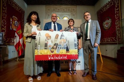 El presidente de la Diputación, Jesús Julio Carnero; la concejala de Cultura y Turismo del Ayuntamiento, Ana Redondo (I), y el director territorial de Correos, Ángel Pérez, presentan sello que homenajea a la provincia de Valladolid-R. Valtero / ICAL