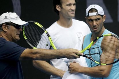 Toni Nadal, a la izquierda, junto a Carlos Costà y Rafael Nadal, en un entrenamiento en el Abierto de Australia.-AP / AARON FAVILA