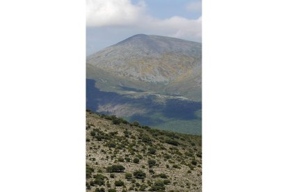 Un hito. El ‘aislamiento’ del Moncayo convierte su cumbre en un mirador espectacular desde el que ver en días despejados los Pirineos o Urbión con claridad.-VALENTÍN GUISANDE