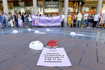 Imagen de archivo de una concentración en Valladolid por el asesinato de la pequeña Sara.-J.M. LOSTAU