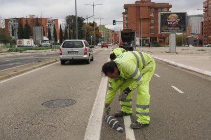 Comienzan las obras para retirar el carril bici de la Avenida Gijón. -PHOTOGENIC