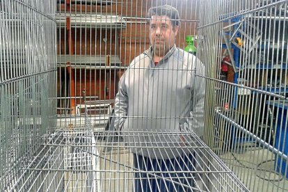 José Luis Sánchez posa tras una de las jaulas que fabrica DiVal, en la localidad abulense del Hoyo del Espino.-A. GARCÍA