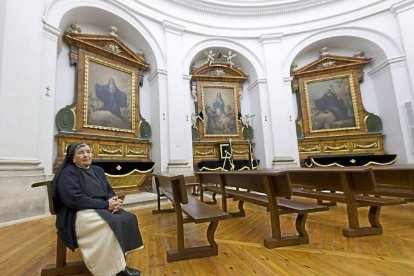 La superiora, Sor Ana María, ante tres de los cuadros que pueden contemplarse en el Museo de San Joaquín y Santa Ana-P. REQUEJO