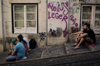 Unos turistas esperan la llegada del tranvía en Lisboa.-CARLOS MONTAÑÉS.