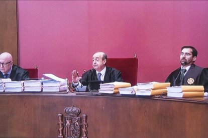 El tribunal que ha emitido la sentencia del 9-N, encabezado por el presidente del TSJC, Jesús María Barrientos (en el centro).-FERRAN SENDRA