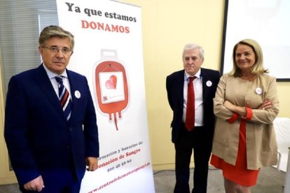 El gerente regional de Sacyl, Rafael López Iglesias, presenta la campaña 'Ya que estamos, donamos' del Centro de Hemoterapia y Hemodonación de Castilla y León junto a la directora de Chemcyl, Lydia Blanco y el director general de Asistencia Sanitaria-Miriam Chacón / ICAL
