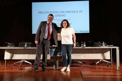 Mayer y Sánchez Mato posando antes de las jornadas de impacto de género.-EUROPA PRESS