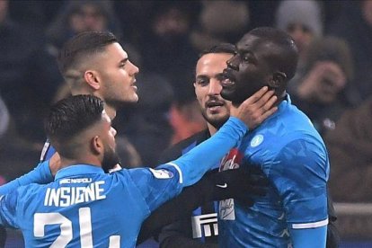 Koulibaly se queja de su expulsión en el partido ante el Inter.-EL PERIÓDICO
