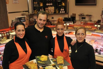 Cuatro hermanos de la familia García Fernández con algunos de los platos.-L.P.