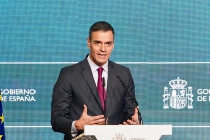 Comparecencia del presidente del Gobierno de España, Pedro Sánchez, tras la llegada del tren que inaugura la variante de Pajares de la Línea de Alta Velocidad Madrid-Asturias con la presencia del rey Felipe VI, acompañado del ministro de Transportes y Movilidad Sostenible, Óscar Puente, y los presidentes de Asturias y Castilla y León, Adrián Barbón y Alfonso Fernández Mañueco, entre otras autoridades. -ICAL