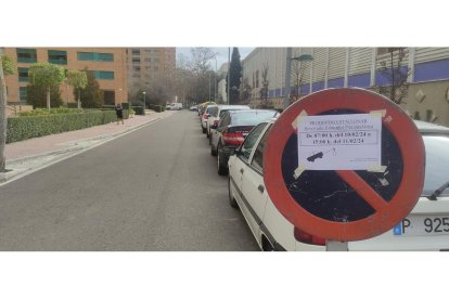 Fotografía de una de las calles donde se prohíbe estacionar en los Goya. E.M.