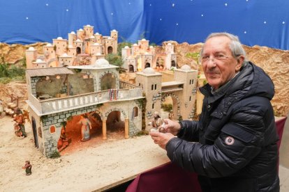 Feliciano Trebolle con su belén bíblico en la parroquia de san Lorenzo - J.M. LOSTAU