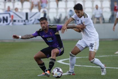 Sergio León protege el balón en El Plantío. / SANTI OTERO