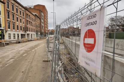 Imagen de la calle Estación cortada al tráfico por las obras del túnel de la calle Panaderos y la calle Labradores.- PHOTOGENIC