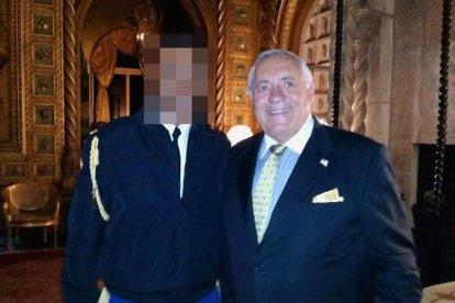 Foto de un invitado de Trump con el oficial que lleva el maletín nuclear.-