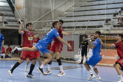 Pisonero Jr. choca con la defensa del Huesca en la jornada anterior. / LOF