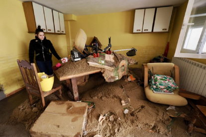 Limpieza de las casas inundadas tras la crecida del Cega en Viana - PHOTOGENIC