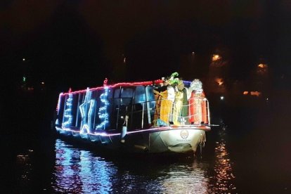 Los Reyes Magos de Oriente llegan a Medina de Rioseco por el Canal de Castilla. -AYUNTAMIENTO RIOSECO