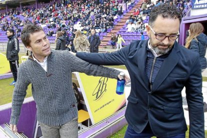 Rubi (izq.) saluda a José Bordalás antes del inicio del partido-J.M. LOSTAU