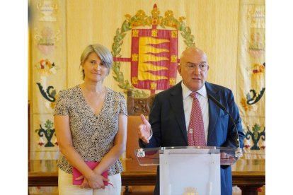 Jesús Julio Carnero, alcalde de Valladolid, se reúne con la directora general de OUIGO, Hélène Velenzuela.- ICAL