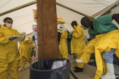 Personal de Médicos sin Fronteras se pone trajes protectores, en un centro sanitario de Kailahun, en Sierra Leona.-Foto: REUTERS / STRINGER