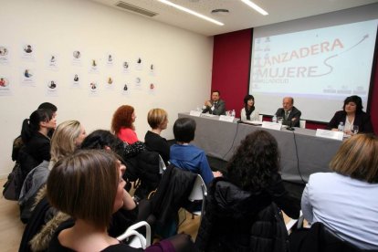 l alcalde de Valladolid, Javier León de la Riva, junto al coordinador de Presidencia del Ayuntamiento de Valladolid, Fernando Rubio; la coordinadora técnica de Lanzaderas de Empleo, Rocío Pérez; y la coordinadora coach de Lanzaderas Emprendedoras, Noelia-Ical