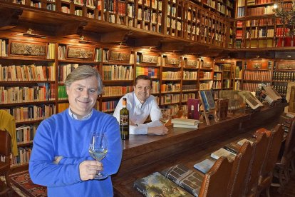 César Ruiz, hijo del genial José Luis, con el enólogo José Andrés Notario, en la biblioteca de la bodega.-ARGICOMUNICACIÓN