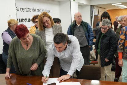 Firma del manifiesto en favor del centro de refugiados.- J. M. LOSTAU