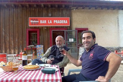 Cercano en el trato Carlos de Hita (d) comparte vino y tortilla con José del Val, propietario de La Pradera-T.S.T