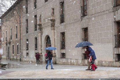 Imagen de la nieve el pasado jueves en Valladolid. J. M. LOSTAU