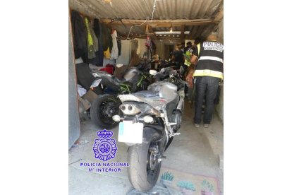 Motocicletas encontradas en la vivienda del detenido.- ICAL