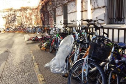 Bicicletas junto a la entrada del centro de Wilmersdorfer, en Berlín.-ROSA MASSAGUÉ
