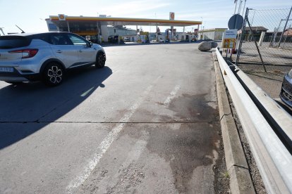 Gasolinera de Burgos que está ubicada cerca del hotel Rey Arturo, a la entrada de la localidad donde se ha producido el tiroteo. - E.M.