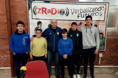 Diego Camino con los escolares tras la entrevista en la radio del Instituto Zorrilla. / E. M.