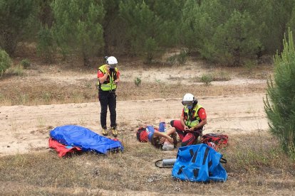 Instantes del rescate del hombre tras sufrir la caída. - E.M.
