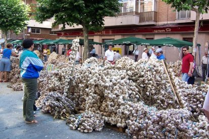 Feria de San Pedro, donde se venden cada año en forma de ristras parte de la producción del sur de la provincia.-J.L.C.