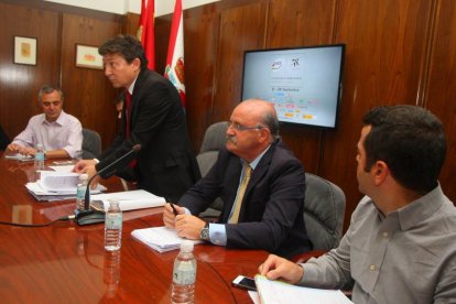 El alcalde de Ponferrada, Samuel Folgueral (C), junto a varios de los miembros del Comité Organizador del Mundial de Ciclismo, durante la rueda de prensa para explicar las cuentas del evento-Ical