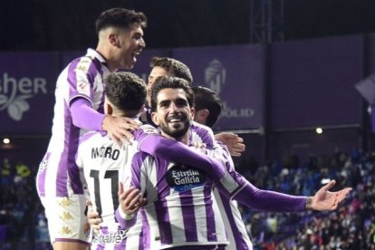 Jugadores blanquivioleta celebran el último gol de Monchu, de frente.