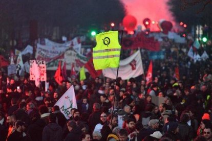 Miles de personas se manifiestan contra el plan de reforma de las pensiones del Gobierno francés en la 43° jornada de protestas.-MEHDI CHEBIL