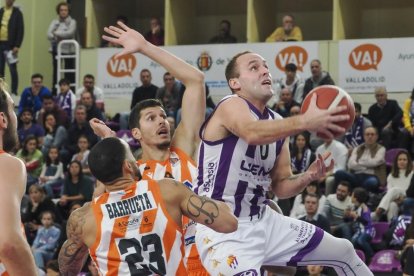 Devin Schmidt intenta superar la oposición de Barrueta, máximo artillero de Coruña con 9 triples. / PHOTOGENIC