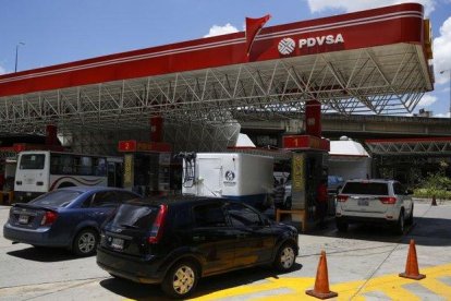 Una gasolinera de PDVSA en Caracas, Venezuela.-REUTERS