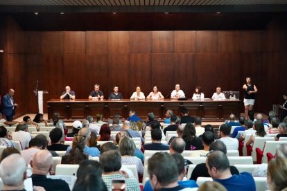 Los trabajadores de Siro en Venta de Baños, en una asamblea presidida por la ministra de Industria, Comercio y Turismo, Reyes Maroto.- ICAL