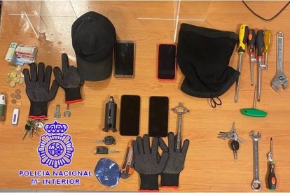 Efectos ocupados por la policía a los tres detenidos. - SUBD. GOBIERNO VALLADOLID