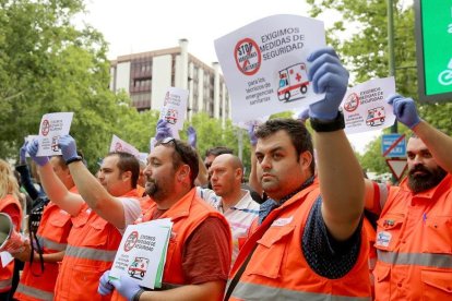 Concentración de trabajadores de Ambuibérica a las puertas de la Consejería de Sanidad.- E.M