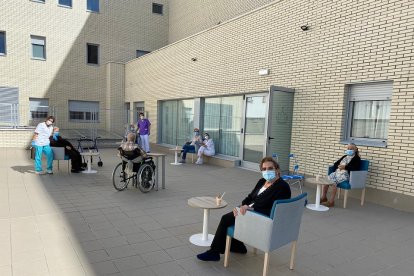 Personas en el patio del centro Fuente Olivo en Valladolid. - ICAL