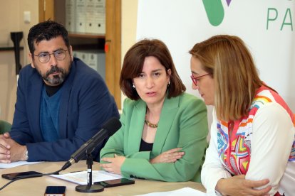 Alberto Bustos, María Sánchez y Rocío Anguita presentan un complejo polivalente y multiusos en la zona de Pilarica-Los Santos. -TOMALAPALABRAVA