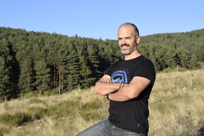 Enrique Fernández Villamor en la finca El Colmenar, ubicada en el Puerto del Pico, al sur de Ávila, donde se encuentra la joya de la corona de la ganadería de la raza avileña.-E.M.