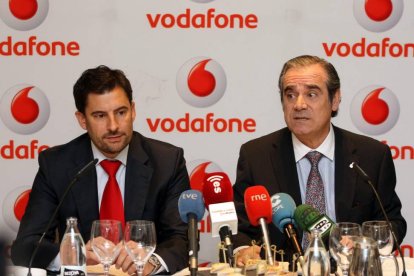 El presidente del Consejo de Colegios Farmacéuticos de Castilla y León (Concyl), Jesús Aguilar (D), y el director territorial de Vodafone España en la Comunidad, Mariano Galán (I), presentan el acuerdo para la receta electrónica de Vodafone y el Consejo d-Ical